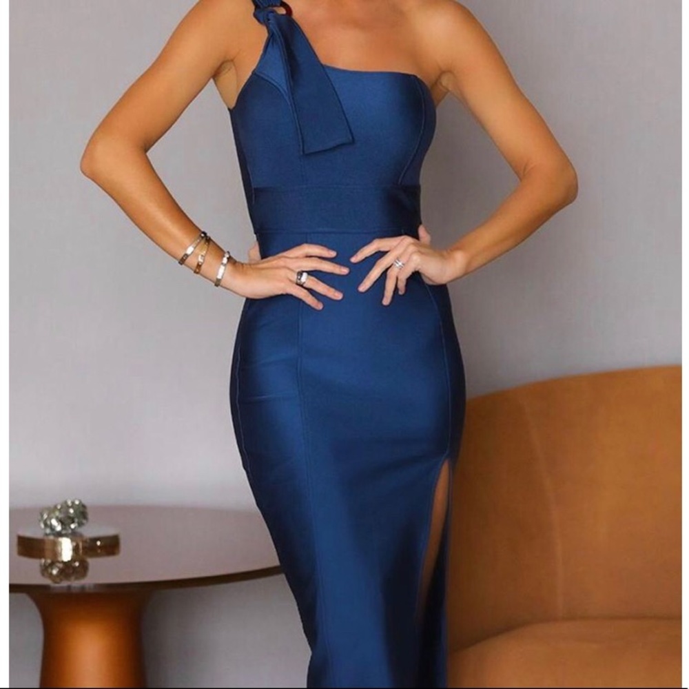 Solid One Shoulder Tied Design Slit Dress